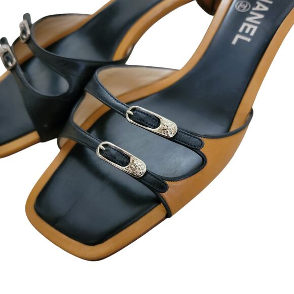 Chanel Vintage Y2K Black Tan Leather Camellia Mules Sandals Kitten Heels 7 37.5 - Picture 11 of 16